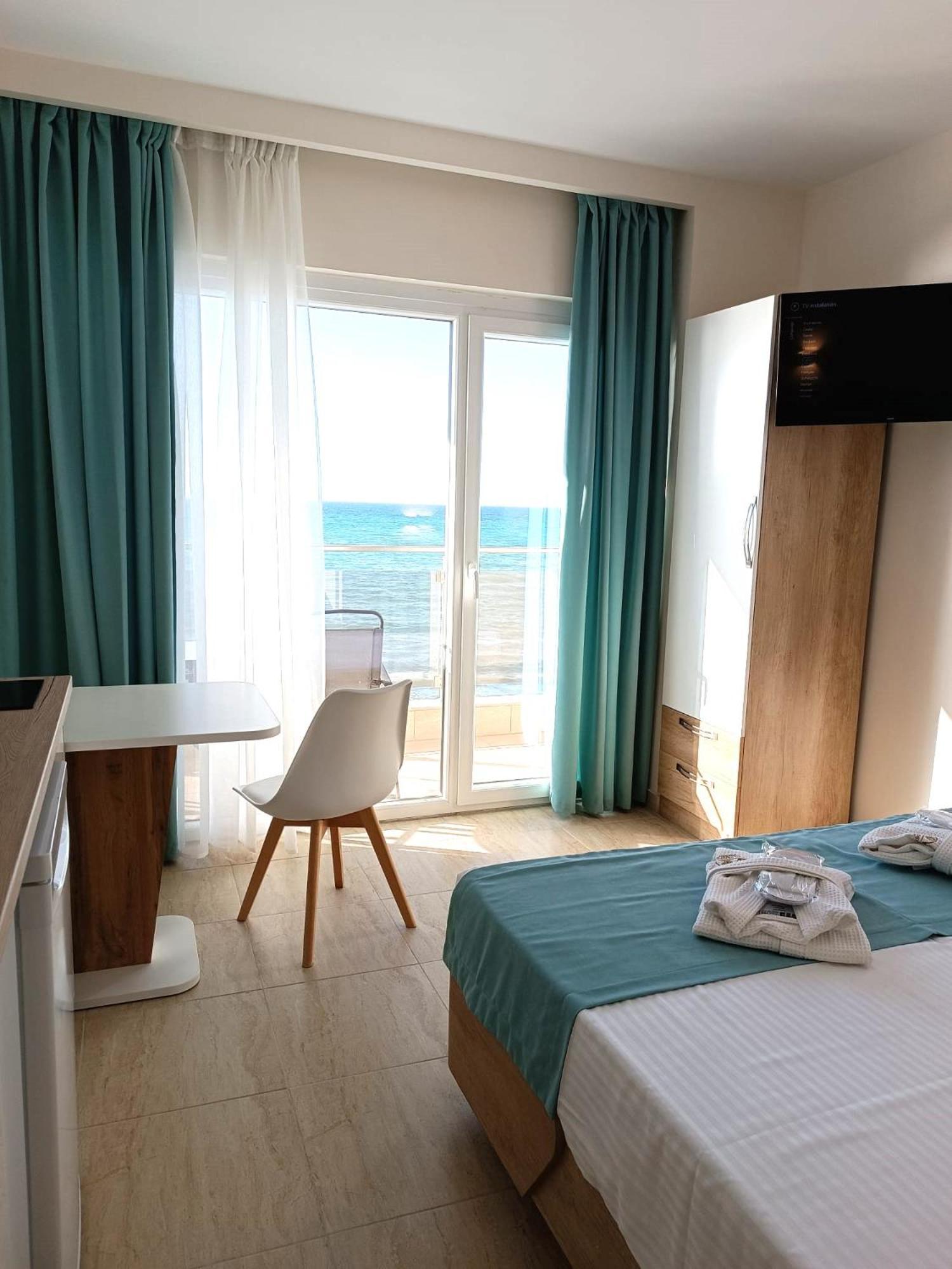 Navarino Luxe Suites Peraía Exterior foto
