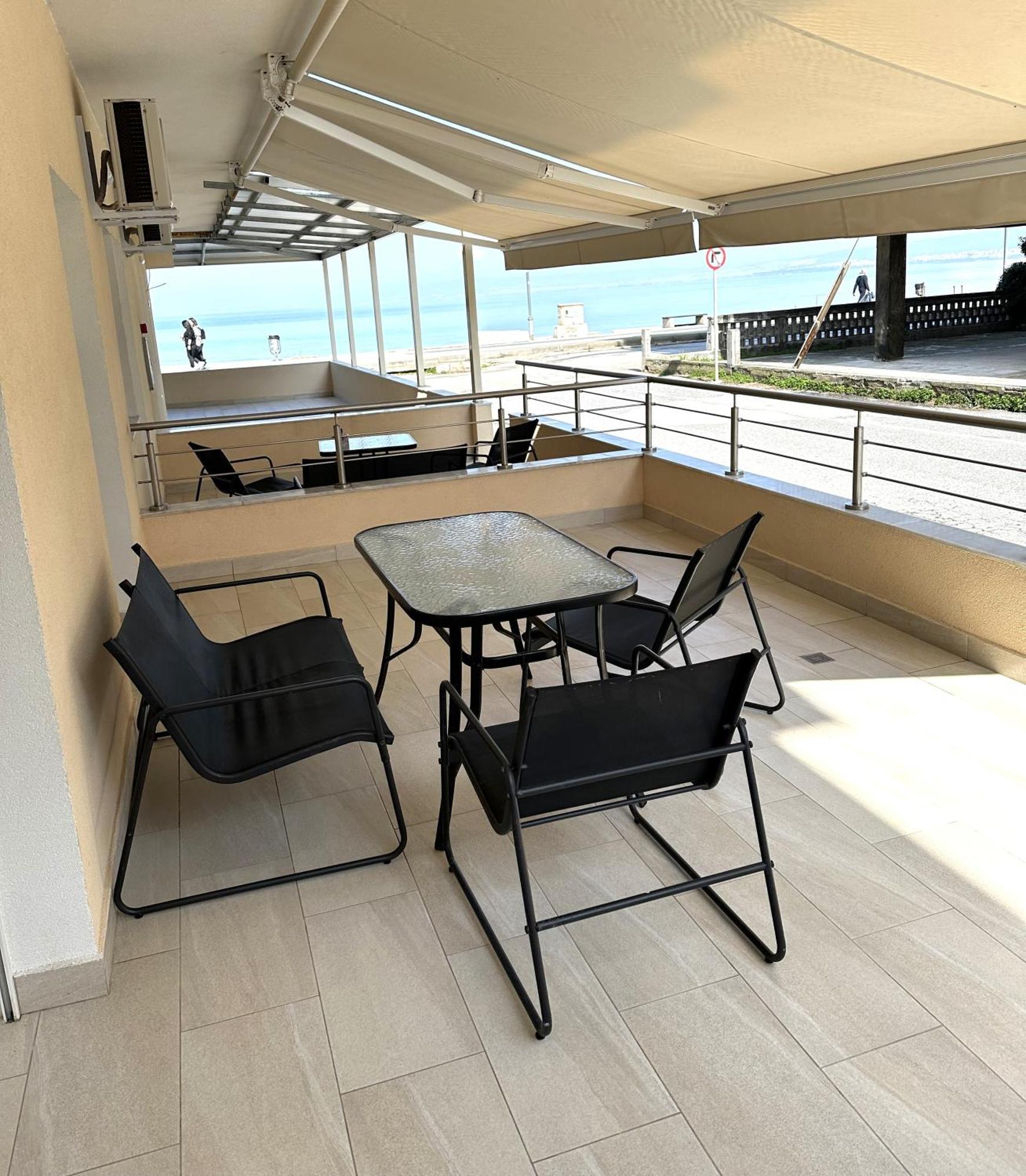 Navarino Luxe Suites Peraía Exterior foto