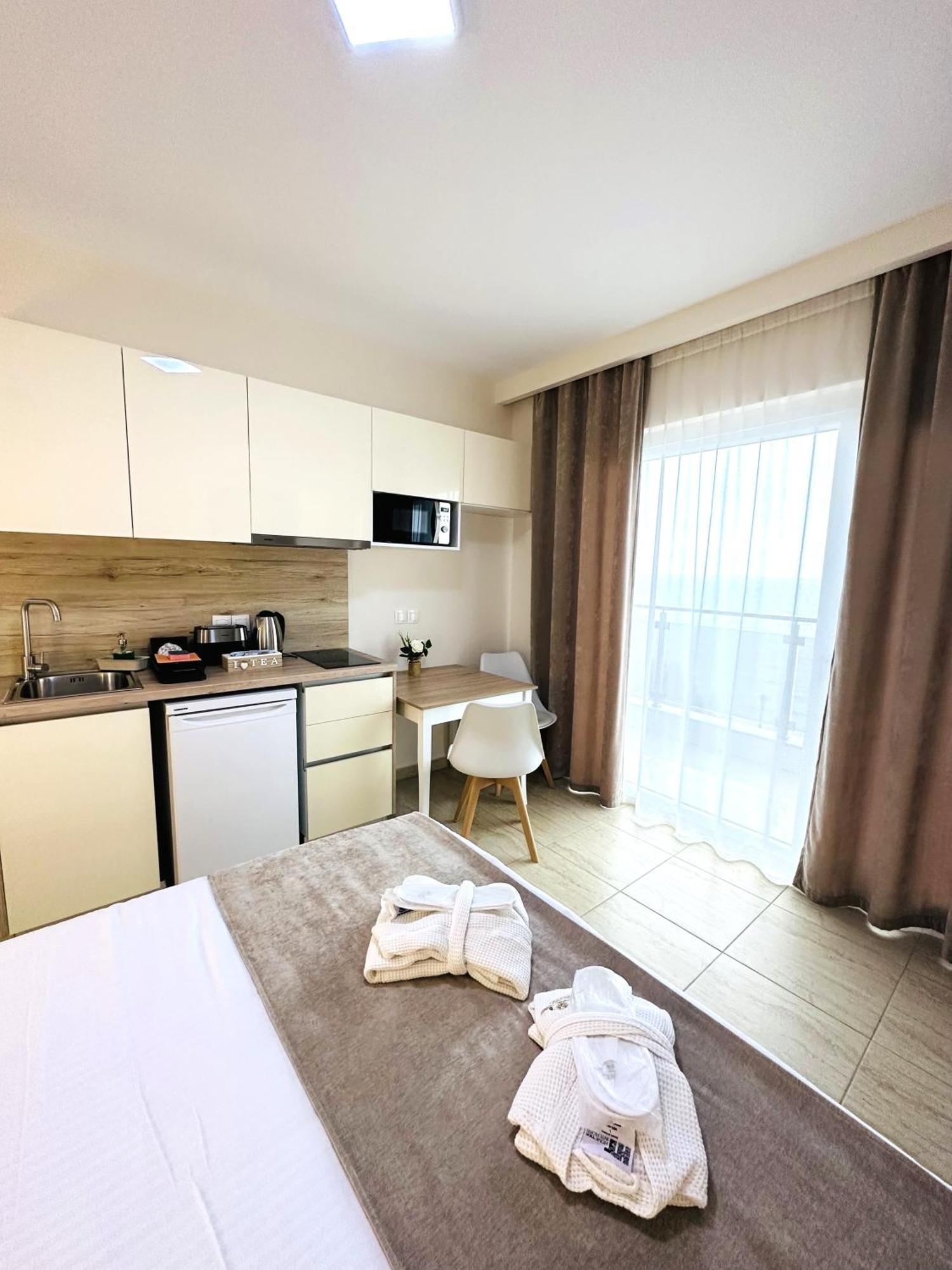 Navarino Luxe Suites Peraía Exterior foto