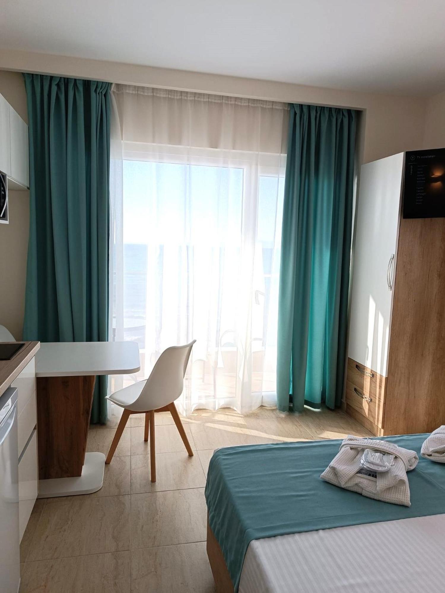 Navarino Luxe Suites Peraía Exterior foto