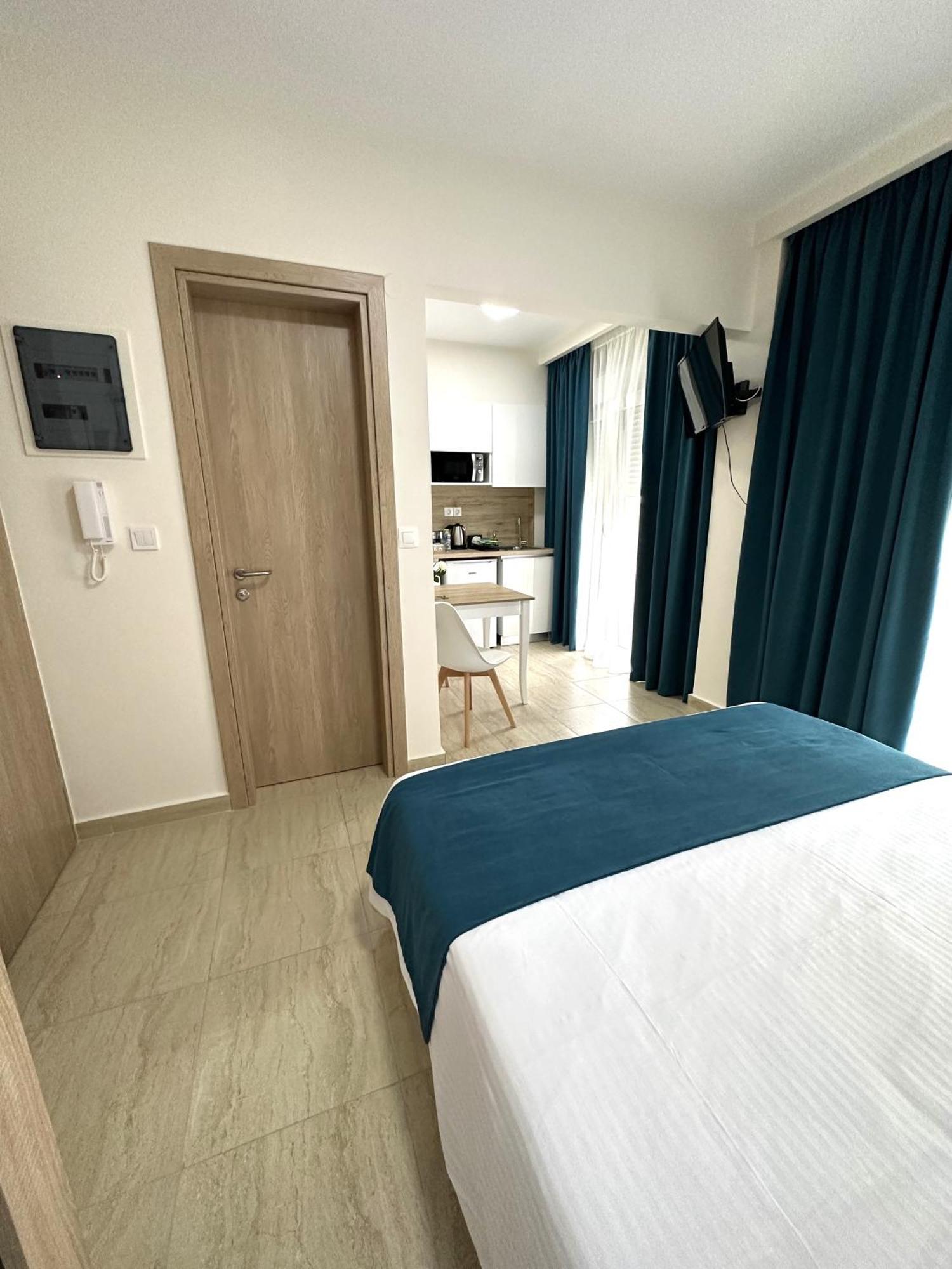 Navarino Luxe Suites Peraía Exterior foto